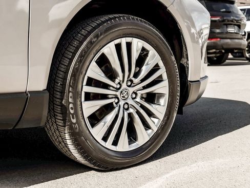 Used 2024 Toyota Venza XLE AWD/4WD image 10