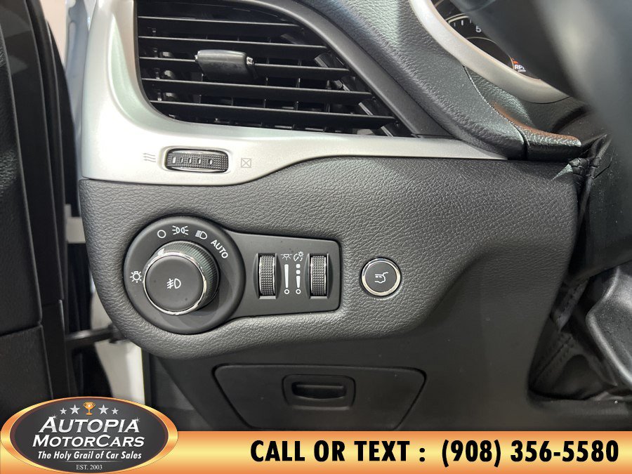 Used 2018 Jeep Cherokee Trailhawk AWD/4WD image 22