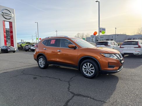 Certified 2019 Nissan Rogue SV image 3