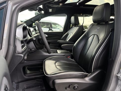 Used 2025 Chrysler Pacifica Limited FWD image 18