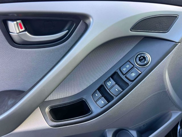 Used 2014 Hyundai Elantra SE w/ Option Group 02 FWD image 16