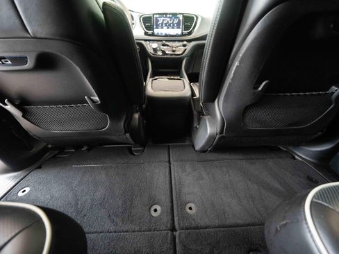 Used 2025 Chrysler Pacifica Limited FWD image 22