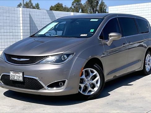 Used 2018 Chrysler Pacifica Touring Plus w/ Tire & Wheel Group FWD image 2
