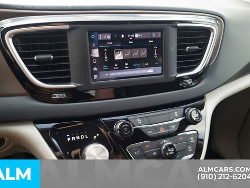 Used 2022 Chrysler Voyager LX image 8