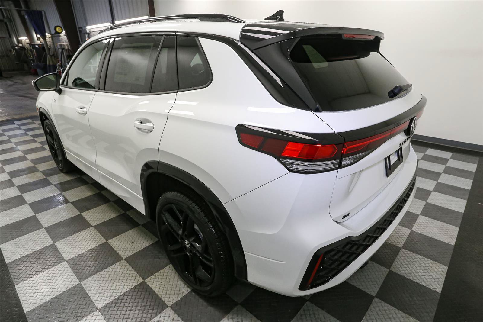 New 2026 Volkswagen Tiguan SE R-Line AWD/4WD image 10