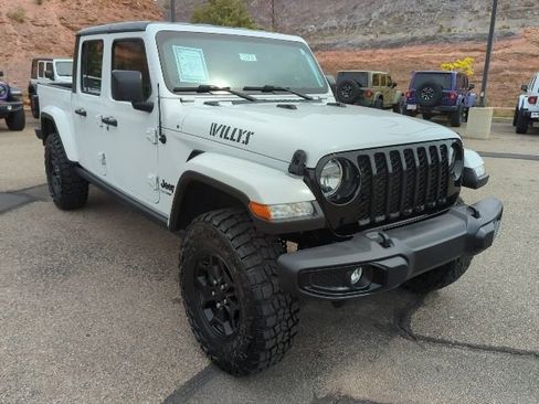 Used 2021 Jeep Gladiator Sport image 3