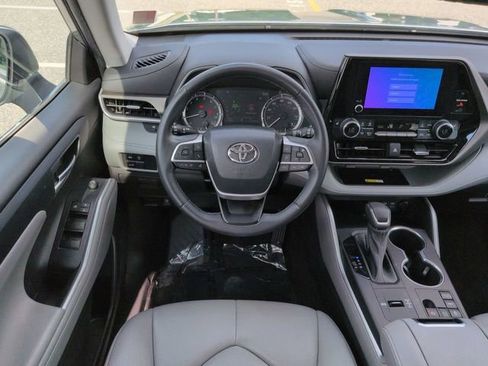 Used 2023 Toyota Highlander XLE FWD image 16