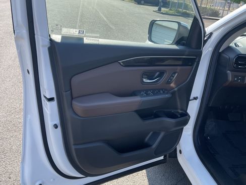 Used 2025 Honda Pilot Elite image 17