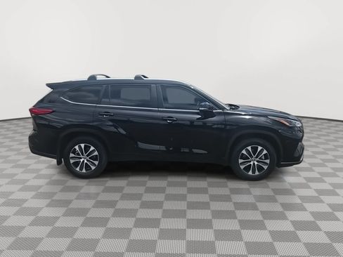 Used 2023 Toyota Highlander XLE FWD image 9