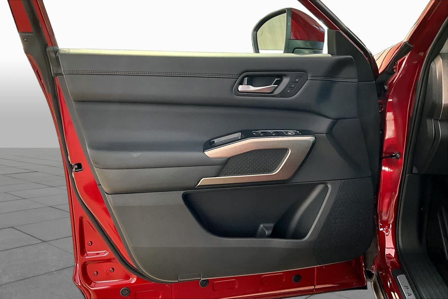 Certified 2025 Nissan Pathfinder Platinum FWD image 22