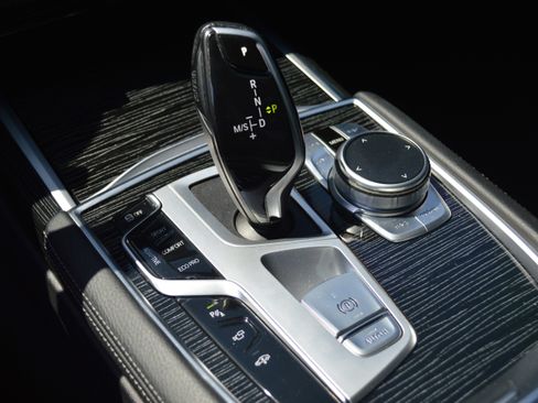 Used 2022 BMW 740i w/ M Sport Package image 23