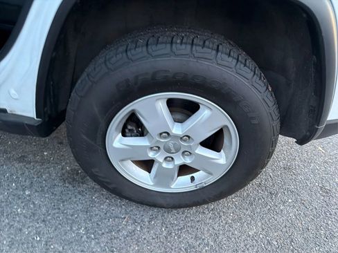 Used 2013 Jeep Grand Cherokee Laredo w/ Laredo E Group image 16