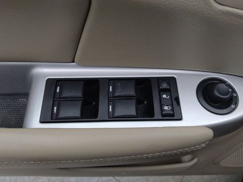 Used 2013 Chrysler 200 Limited image 27
