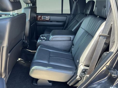 Used 2015 Lincoln Navigator 2WD image 24