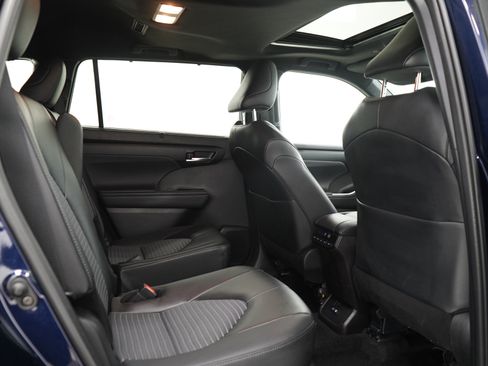 Used 2025 Toyota Highlander XSE AWD/4WD image 16