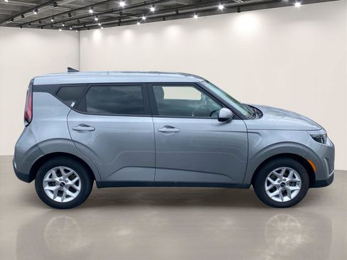 Certified 2023 Kia Soul LX w/ LX Technology Package FWD image 9