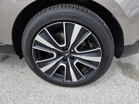 Certified 2023 Land Rover Range Rover SE image 9