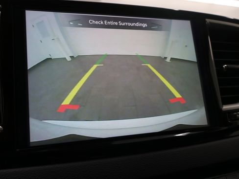Used 2024 Chrysler Pacifica Touring-L FWD image 16