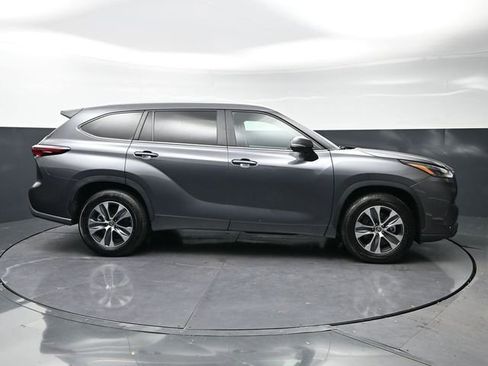Used 2024 Toyota Highlander XLE image 4