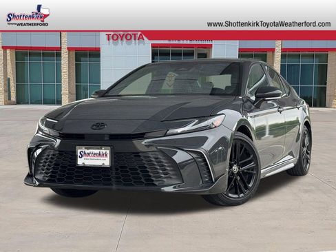 Used 2025 Toyota Camry SE FWD image 1