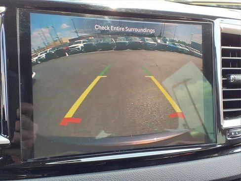 Used 2022 Chrysler Pacifica Touring-L FWD image 21