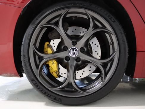 Used 2018 Alfa Romeo Giulia Quadrifoglio w/ Driver Assist Dynamic Package image 82