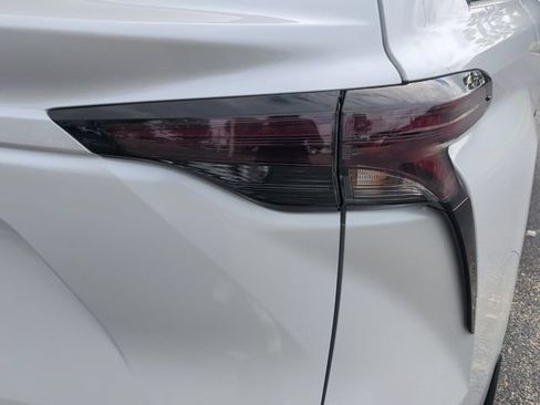 Used 2025 Toyota Sienna XLE w/ XLE Plus Package FWD image 12