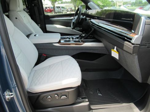 New 2026 Cadillac Escalade Platinum Luxury w/ LPO, Radiant Package AWD/4WD image 9