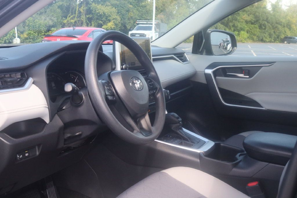 Used 2025 Toyota RAV4 XLE AWD/4WD image 21