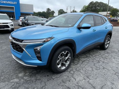 Used 2025 Chevrolet Trax LT FWD image 7