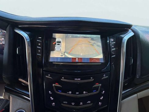 Used 2018 Cadillac Escalade Luxury AWD/4WD image 10