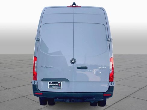 Used 2024 Mercedes-Benz Sprinter 4500 image 4