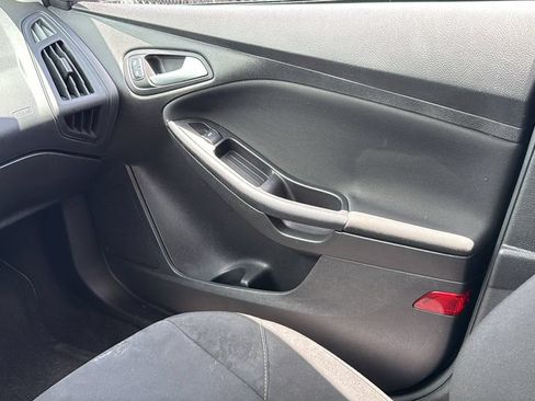 Used 2017 Ford Focus SE FWD image 25