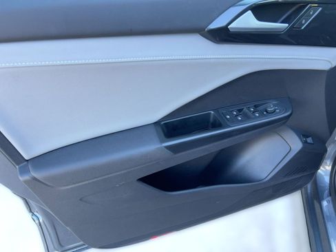 Used 2022 Volkswagen Taos SEL image 12