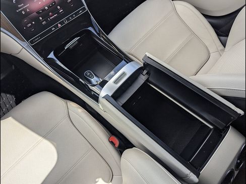Used 2023 Mercedes-Benz C 300 4MATIC Sedan image 34