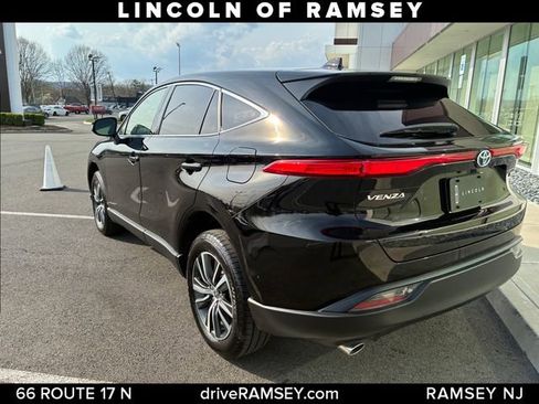 Used 2022 Toyota Venza LE AWD/4WD image 3