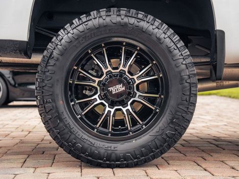 Used 2025 Chevrolet Silverado 1500 LT AWD/4WD image 13