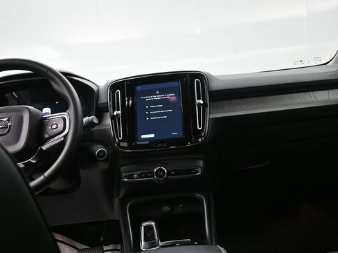 Used 2024 Volvo XC40 B5 Plus image 12