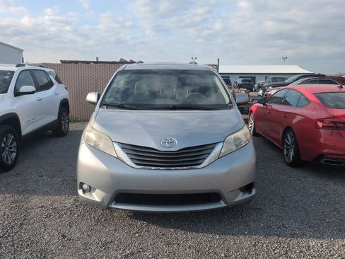 Used 2013 Toyota Sienna XLE w/ Entertainment Pkg FWD image 3