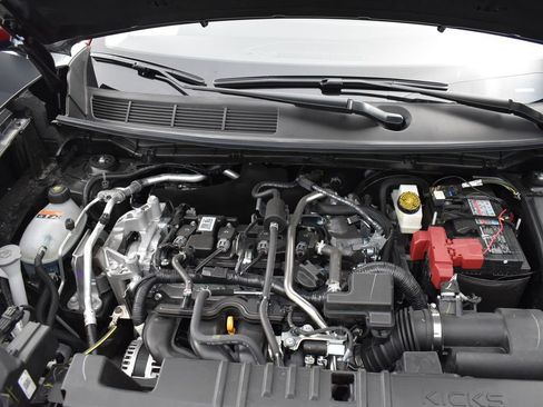 Used 2025 Nissan Kicks SR AWD/4WD image 5