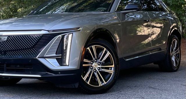Used 2024 Cadillac Lyriq Luxury AWD/4WD image 2