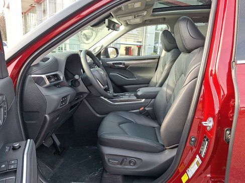 New 2026 Toyota Highlander Platinum image 14