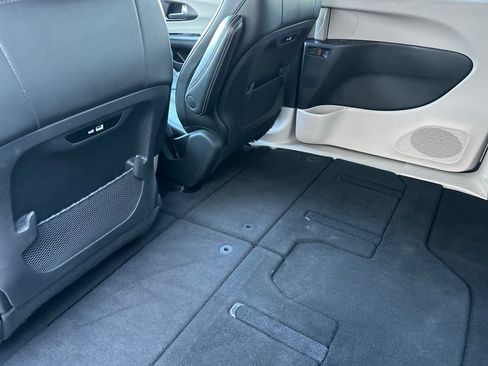 Used 2024 Chrysler Pacifica Touring-L FWD image 4