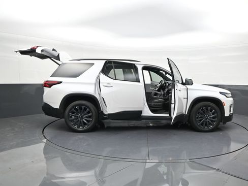 Used 2023 Chevrolet Traverse RS FWD image 30