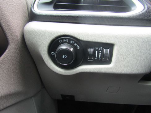 Used 2017 Chrysler Pacifica Touring Plus w/ Tire & Wheel Group image 15