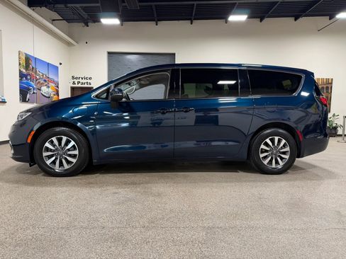 Used 2023 Chrysler Pacifica Touring-L FWD image 8