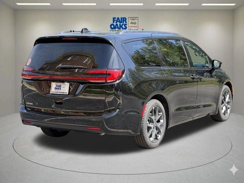 New 2026 Chrysler Pacifica Limited w/ S Appearance Package FWD image 6