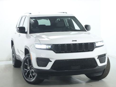 Used 2025 Jeep Grand Cherokee 4WD image 2