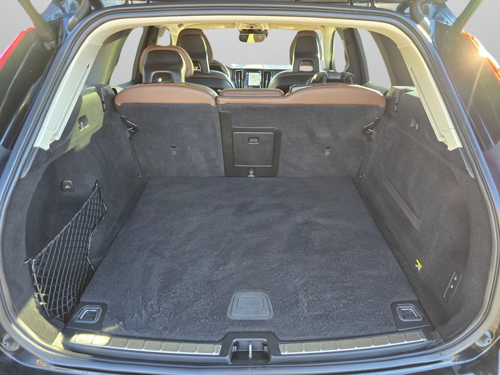 Used 2018 Volvo XC60 T5 Momentum w/ Convenience Package AWD/4WD image 18