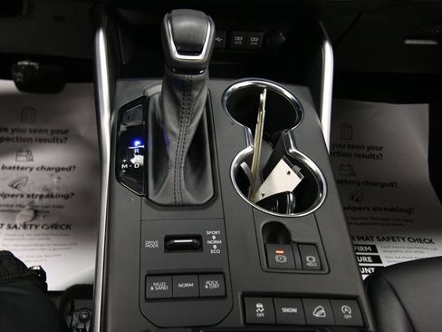 Used 2021 Toyota Highlander XLE image 25